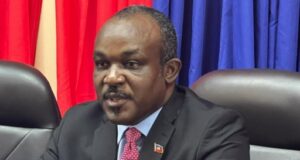 « Weee, m jwenn li! » : Plizyè benefisyè temwanye yo resevwa èd 20 000 goud leta sou telefòn yo