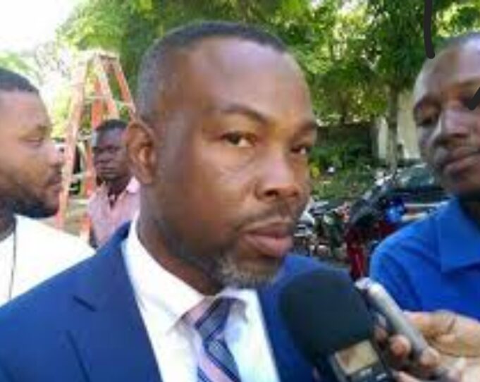 Nasyonzini pran sanksyon kont ansyen depite Prophane Victor