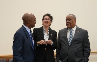 Edito : Tande bèf, al wè kòn !
